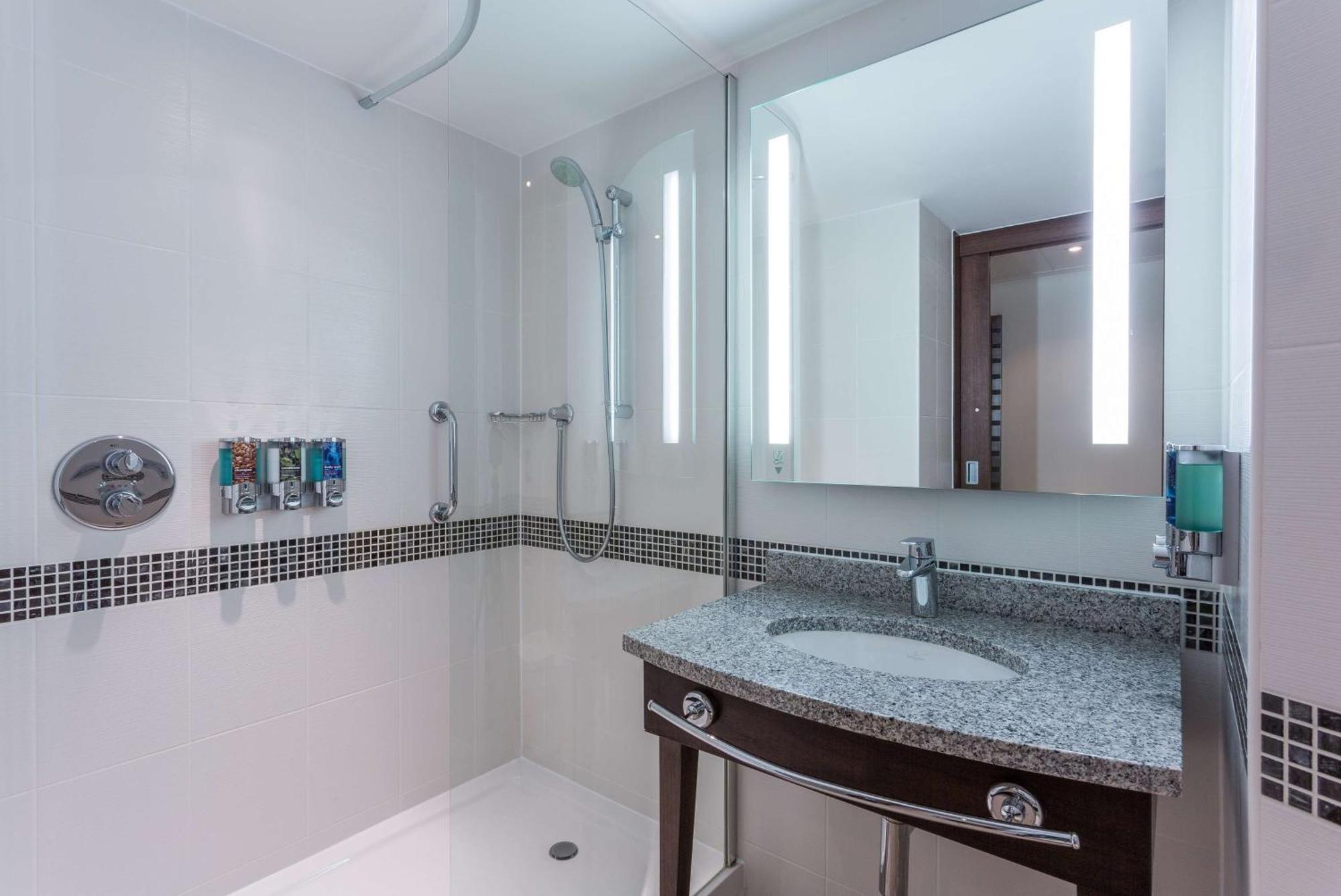 Hampton By Hilton Corby Hotel Bagian luar foto