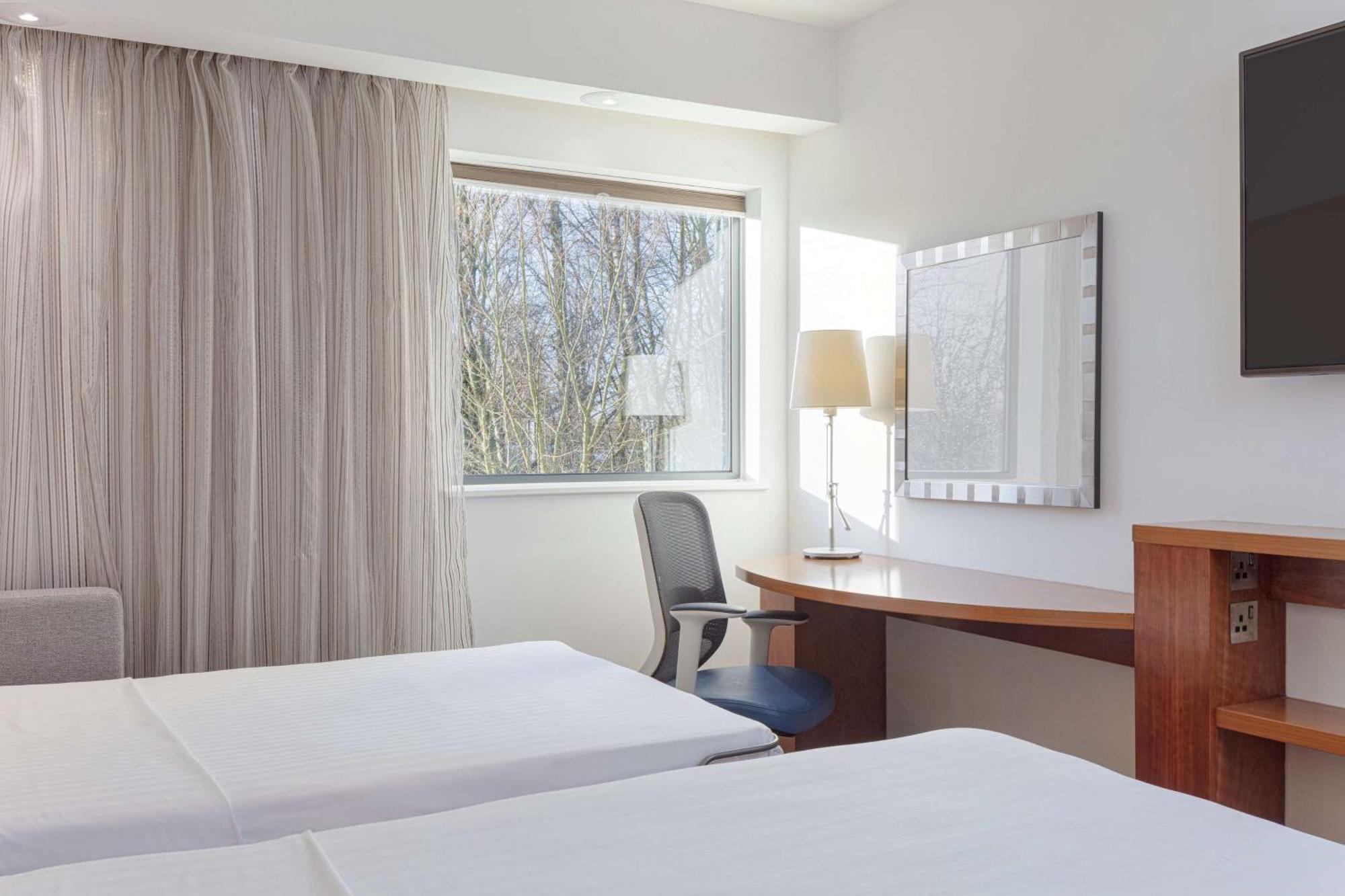 Hampton By Hilton Corby Hotel Bagian luar foto