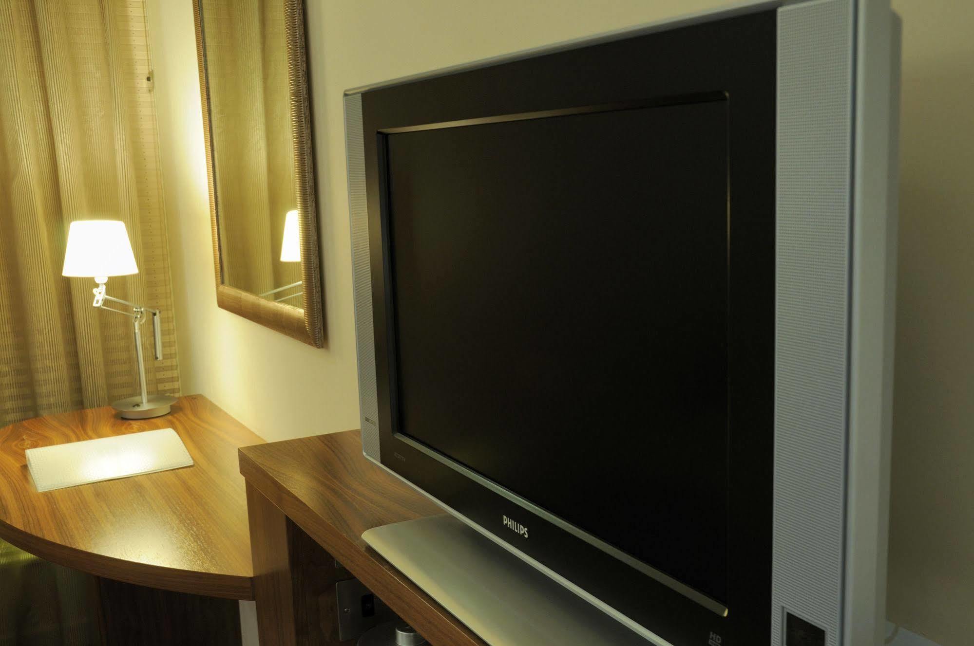 Hampton By Hilton Corby Hotel Bagian luar foto