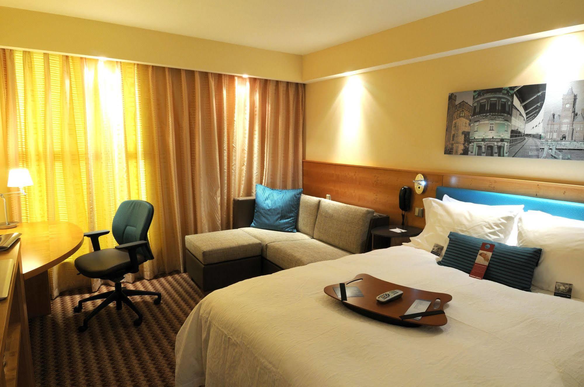 Hampton By Hilton Corby Hotel Bagian luar foto